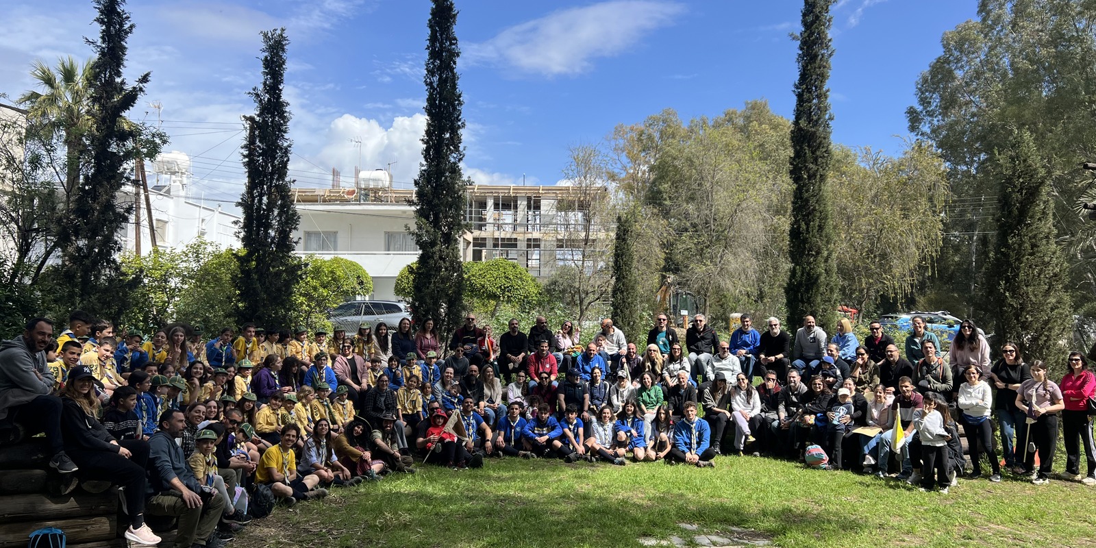 Ομαδική φωτογραφία της Αγέλης Λυκοπούλων με τους γονείς στο δεύτερο Διήμερο — 76 Scouts