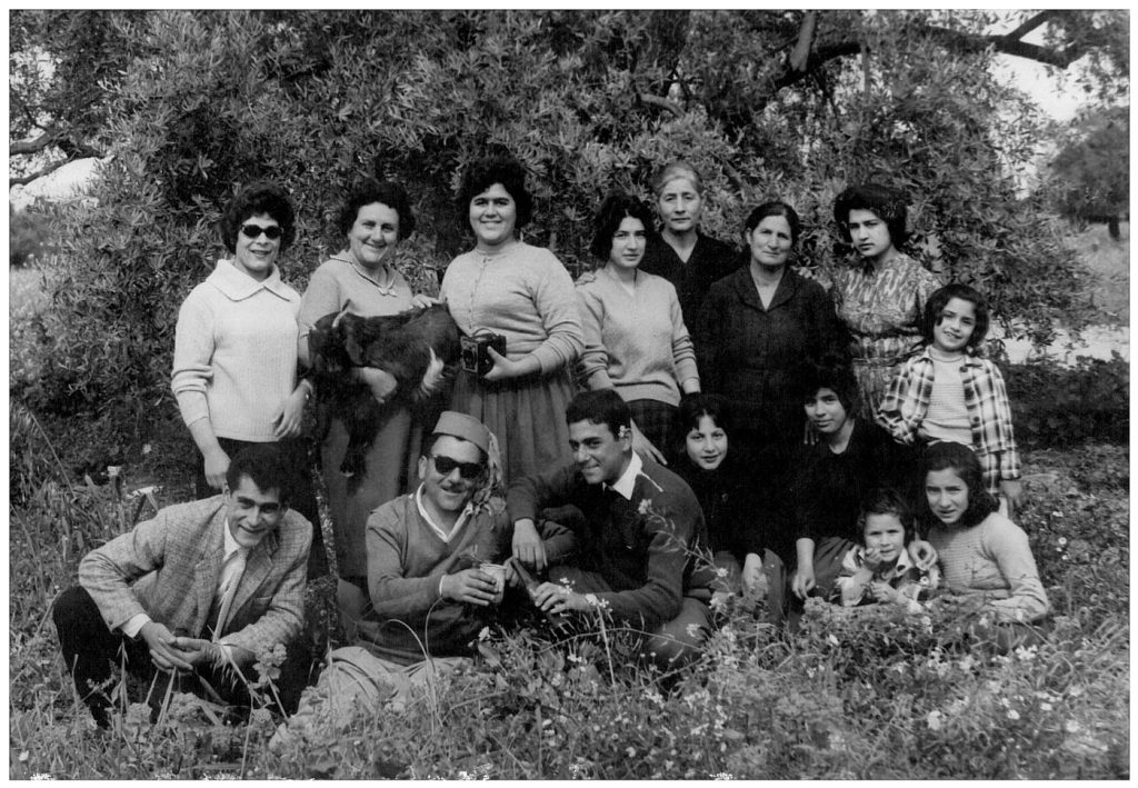 Ο Νίκος Κωνσταντίνου με την οικογένειά του