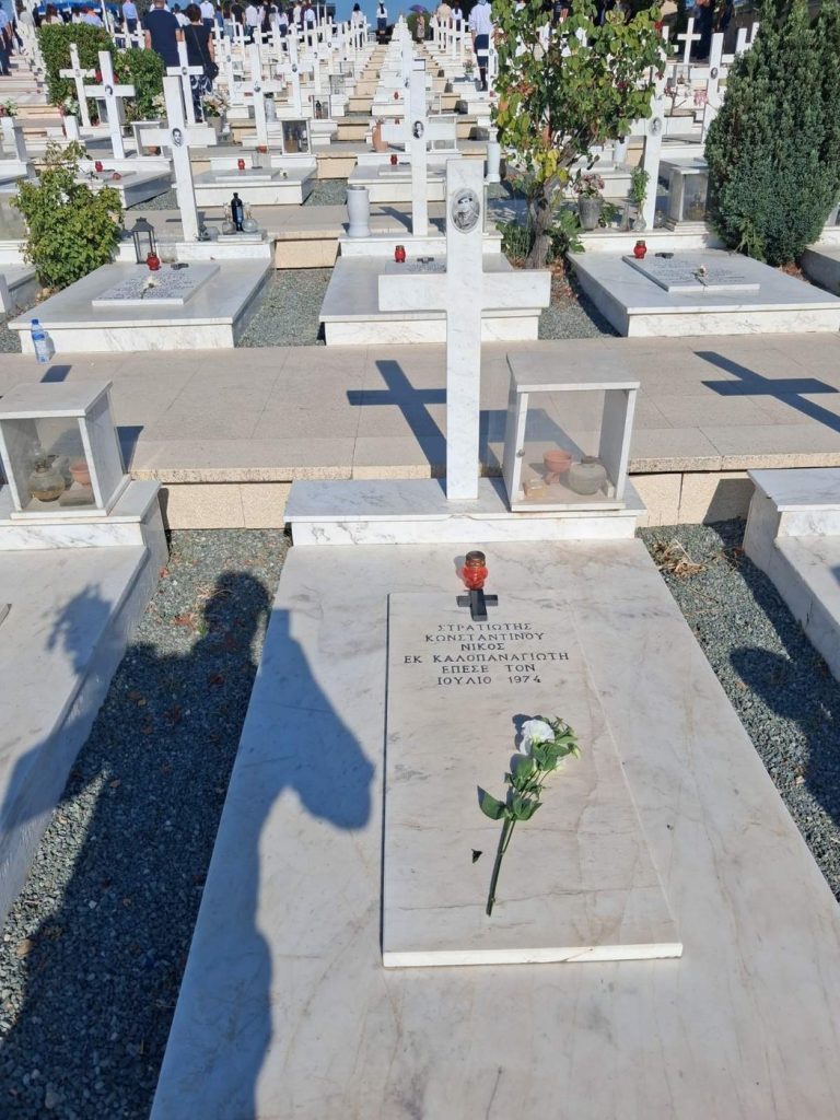Ο τάφος του Νίκου Κωνσταντίνου στον Τύμβο της Μακεδονίτισσας